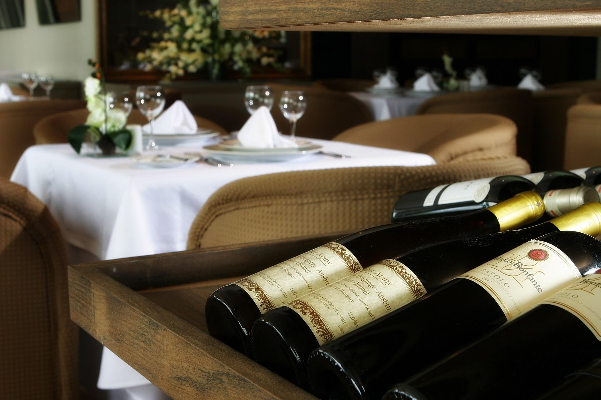 Marina Park Hotel ฟอร์ตาเลซา ภายนอก รูปภาพ Wine bottles in a wine rack